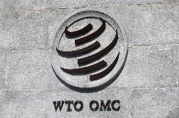 　スイス・ジュネーブの世界貿易機関（ＷＴＯ）本部に掲げられたロゴ＝２０２０年６月（ロイター＝共同）