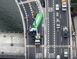 　阪神高速道路で横転したトレーラー＝２７日午後１時２分、大阪市北区（共同通信社ヘリから）