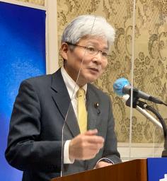 　記者会見する立憲民主党の逢坂誠二代表代行＝２７日午前、国会