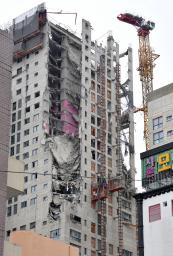 　建設中に外壁が崩壊した韓国・光州のマンション＝２５日（共同）