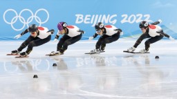 　首都体育館で練習する（左から）宮田将吾、吉永一貴、小池克典、菊池純礼＝北京（共同）