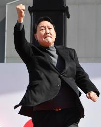 　６日、ソウル市内で演説中、支持者らを前に拳を上げる尹錫悦氏（共同）