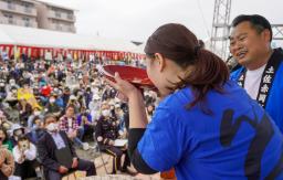 　高知県香南市で開かれた「どろめ祭り」＝３０日午後