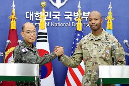 　１４日、合同軍事演習について記者会見する米韓軍当局者＝ソウル（聯合＝共同）