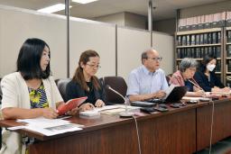 　申し入れ書を法務省に提出後、記者会見する弁護士ら＝２１日午前、東京・霞が関の司法記者クラブ