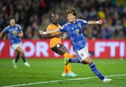 　サッカー女子Ｗ杯のザンビア戦で、先制ゴールを決め喜ぶ宮沢（右）＝７月２２日、ハミルトン（共同）