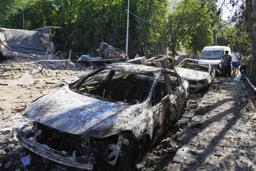 　ロシアによる無人機やミサイル攻撃で損傷した車両＝４日、ウクライナ・キーウ（ＡＰ＝共同）