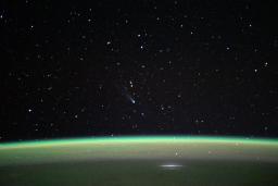 油井亀美也宇宙飛行士がＸに投稿したレモン彗星（中央）の写真