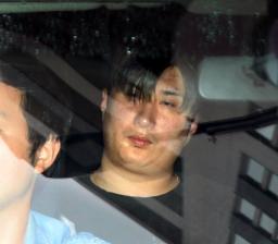 ２０日、逮捕され警視庁西新井署に入る西村昌盛容疑者