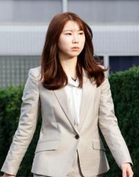 富山地裁に向かう福山里帆さん＝２１日午後、富山市