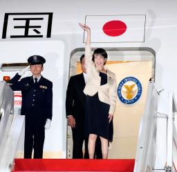 就任後初となった外交日程を終え、クアラルンプール国際空港から帰国の途に就く高市首相＝２６日（共同）