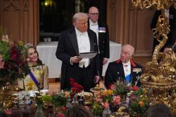 ロンドン郊外ウィンザー城で開かれた晩さん会であいさつするトランプ米大統領（中央）。右はチャールズ英国王＝９月（ゲッティ＝共同）