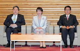 閣議に臨む高市首相（中央）ら＝２８日午前、首相官邸