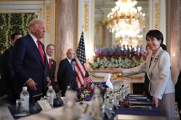 会談に臨む高市首相（右）とトランプ米大統領＝２８日、東京・元赤坂の迎賓館（ゲッティ＝共同）