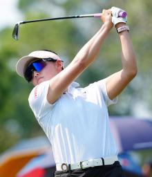 <p>　第３ラウンド、１６番でティーショットを放つ岩井千怜。通算１７アンダーで３位＝サイアムＣＣ（共同）</p>