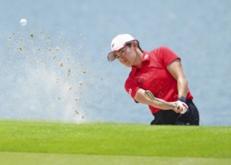 <p>　最終ラウンド、１５番でバンカーショットを放つ岩井明愛。通算７アンダーで８位＝セントーサＧＣ（共同）</p>