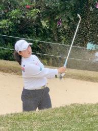 <p>　調整する小祝さくら＝琉球ＧＣ</p>