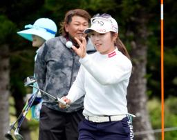 <p>　プロアマ戦で調整する佐久間朱莉＝琉球ＧＣ</p>