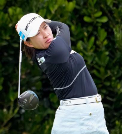 <p>　第１日、１１番でティーショットを放つ永井花奈。５アンダーで首位＝琉球ＧＣ</p>