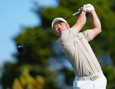 <p>　第１日、１０番でティーショットを放つ藤本佳則。６アンダーで首位＝ロイヤル・オークランドアンドグレンジ（共同）</p>