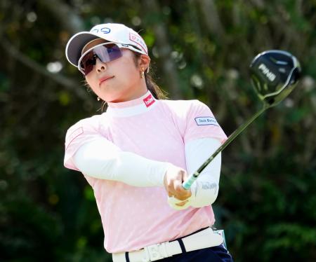 <p>　第２日、１２番でティーショットを放つ佐久間朱莉。通算１１アンダーで首位＝琉球ＧＣ</p>