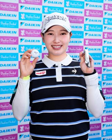 <p>　第２日、１３番でホールインワンを達成し、クラブとボールを手に笑顔の小祝さくら。通算３アンダーで１３位＝琉球ＧＣ</p>