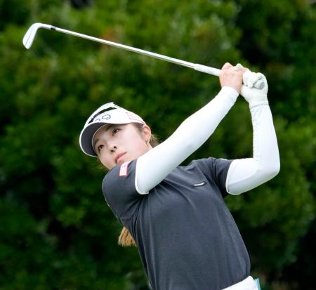 <p>　第３日、１３番でティーショットを放つ佐久間朱莉。通算１４アンダーで首位＝琉球ＧＣ</p>