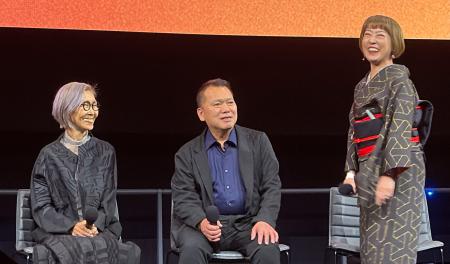 <p>　シンポジウムの会場で話す（左から）豊川京子さん、西松忠さん、日比野直美さん＝１４日、ロサンゼルス（共同）</p>