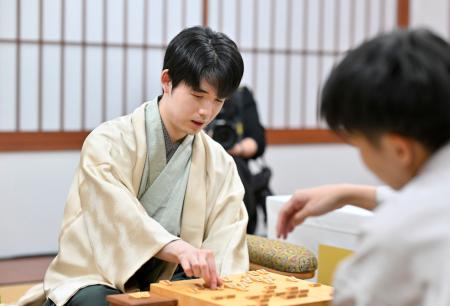 <p>　将棋の第５１期棋王戦コナミグループ杯５番勝負の第４局で、増田康宏八段（手前）を破った藤井聡太棋王＝１５日午後、栃木県日光市</p>