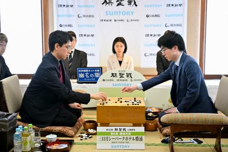 <p>　囲碁の第５０期棋聖戦７番勝負の第６局を終え、対局を振り返る一力遼棋聖（左）と芝野虎丸十段＝２０日午後、千葉県勝浦市</p>