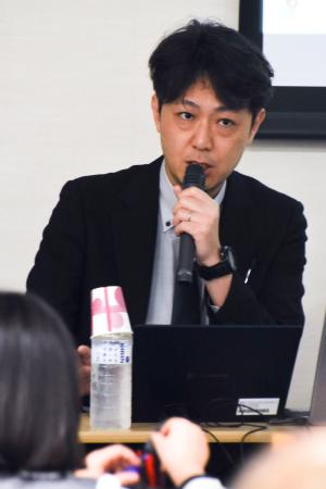 <p>　講演する共同通信政治部の福田公則記者＝２０日午後、横浜市（共同）</p>