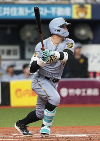 <p>　３回、右中間に二塁打を放つ阪神・佐藤＝京セラドーム</p>