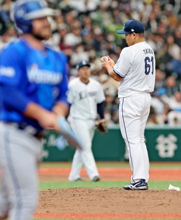 <p>　５回、ＤｅＮＡのヒュンメル（手前）に押し出し四球を与えた西武・平良＝ベルーナドーム</p>