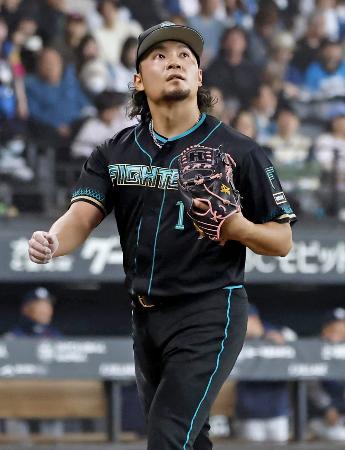<p>　５回の投球を終え、ベンチに戻る日本ハム・伊藤＝エスコンフィールド</p>