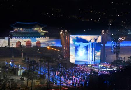 <p>　２１日、ソウルの光化門広場で開かれたＢＴＳの公演（共同）</p>
