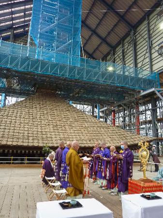 <p>　大修理が進む興福寺の五重塔で、「相輪」の解体に伴い営まれた法要＝２２日午後、奈良市</p>