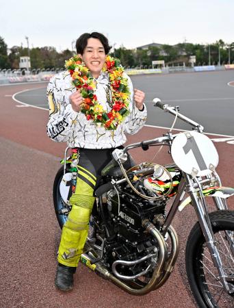 <p>　２大会連続優勝を果たし、ガッツポーズする黒川京介＝浜松オートレース場</p>
