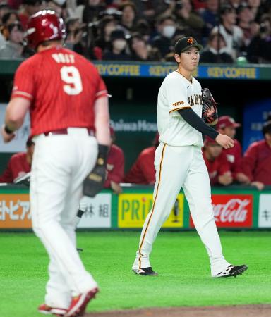 <p>　５回に２番手で登板し、４失点と打ち込まれた巨人・戸郷（右）＝東京ドーム</p>