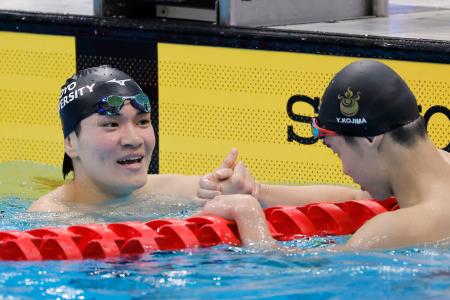 <p>　男子４００メートル個人メドレー決勝のレース後、２位となった小島夢貴（手前）と健闘をたたえ合う優勝した松下知之＝東京アクアティクスセンター</p>