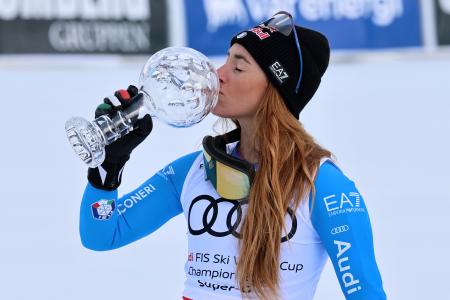 <p>　アルペンスキーＷ杯、女子スーパー大回転で種目別優勝を決め、トロフィーにキスするソフィア・ゴッジャ＝２２日、リレハンメル（ＡＰ＝共同）</p>