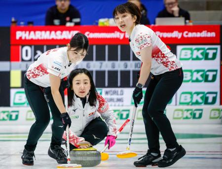 <p>　スウェーデンとの３位決定戦でショットを放つロコ・ソラーレの藤沢五月（中央）＝カルガリー（カナディアンプレス提供・ＡＰ＝共同）</p>