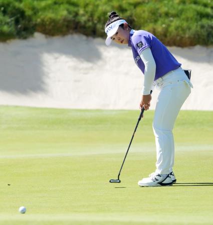 <p>　最終ラウンド、３番でバーディーパットを決める山下美夢有。通算１０アンダーで５位＝シャロンハイツ・クラブ（共同）</p>