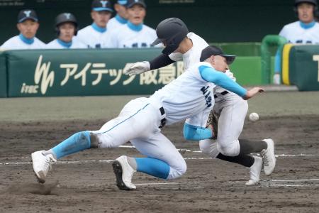 <p>　山梨学院―長崎日大　５回裏長崎日大２死一塁、三塁手の送球が乱れ、打者走者平野（奥）と交錯する一塁手菰田＝２２日、甲子園</p>