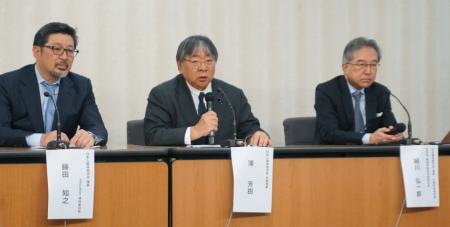 <p>　心臓移植の新基準について記者会見する日本循環器学会理事の絹川弘一郎・富山大教授（右）ら＝２３日午前、厚労省</p>