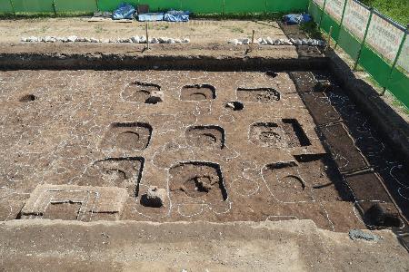 <p>　池上曽根遺跡の発掘調査で見つかった、楼閣のような高層建物とみられる大型の柱穴＝大阪府和泉市（同市提供）</p>