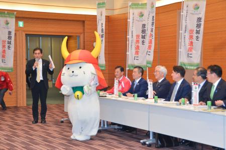 <p>　国宝「彦根城」の世界文化遺産登録を目指す議員連盟の設立総会に登場した「ひこにゃん」＝２３日、国会</p>