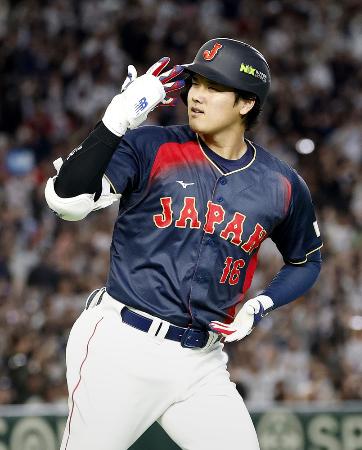 <p>　台湾戦の２回、先制の満塁本塁打を放った大谷＝６日、東京ドーム</p>