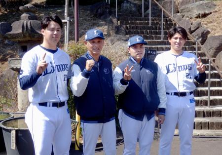 <p>　撮影に応じる西武の（左から）渡辺、西口監督、平良、武内＝２４日、埼玉県所沢市</p>