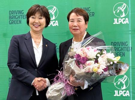 <p>　退任セレモニーで撮影に応じる日本女子プロゴルフ協会の樋口久子顧問。左は小林浩美会長＝２４日、東京都内</p>