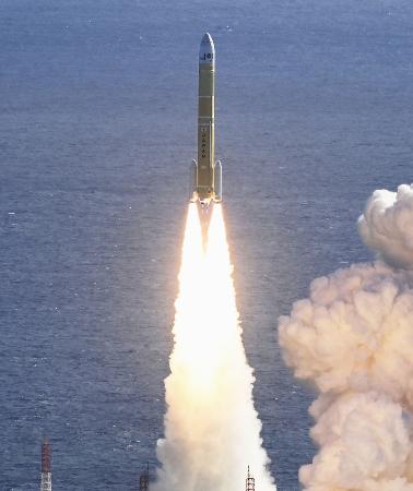 <p>　鹿児島県の種子島宇宙センターから打ち上げられ、上昇するＨ３ロケット８号機＝２０２５年１２月２２日午前（共同通信社ヘリから）</p>